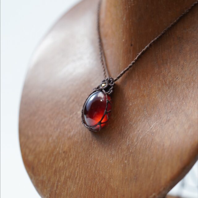 Sphere – 天然石と一本の紐を結んで編むマクラメ編みを組み合わせた